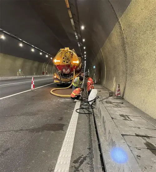 庆云隧道排水渠清淤